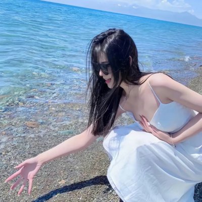 坐推土机的少女